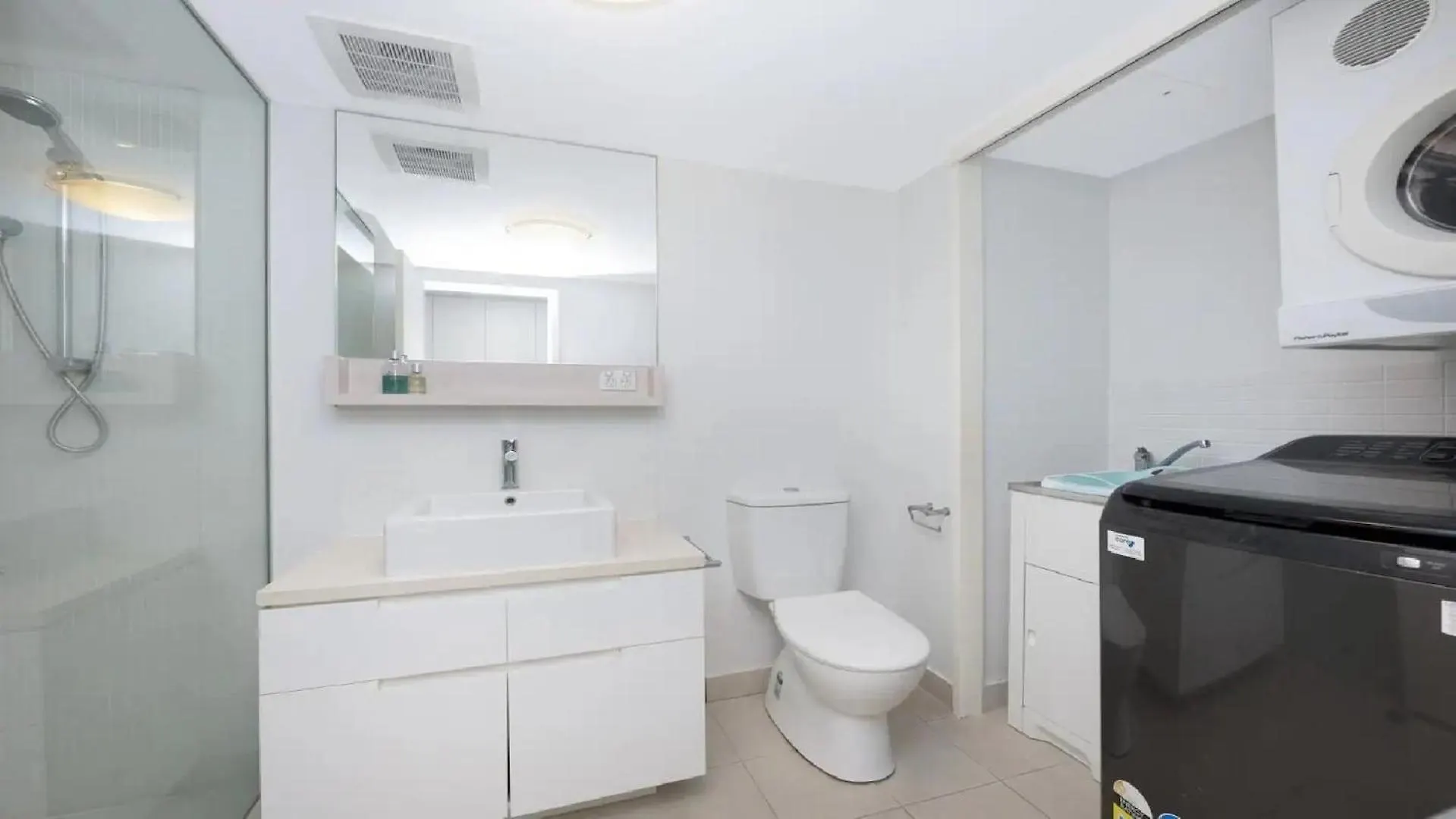 Beachfront - Nelly Bay Apartment